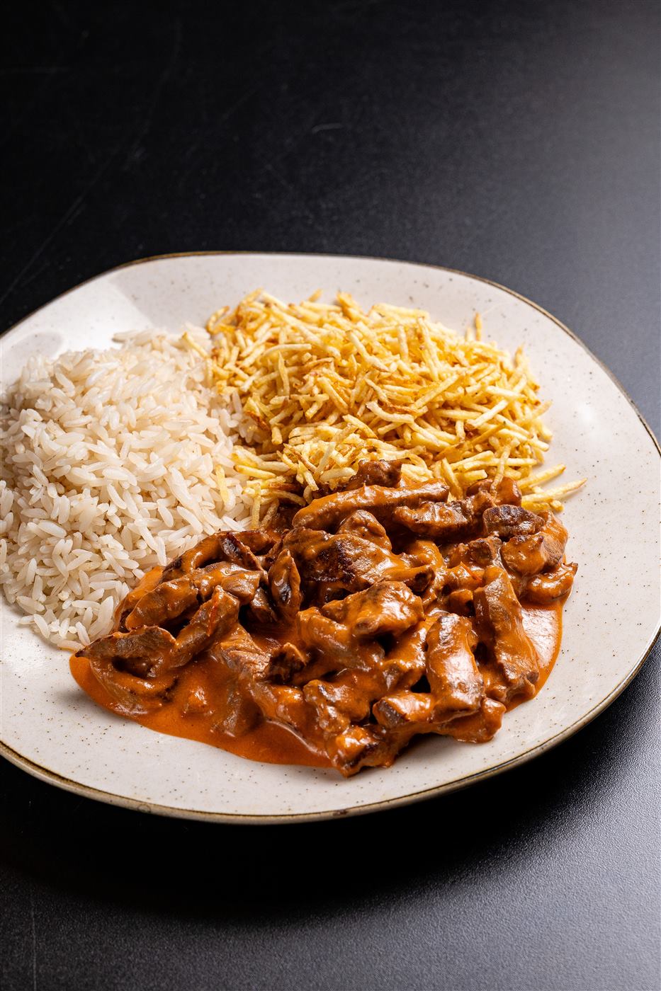 Strogonoff com arroz e batata palha