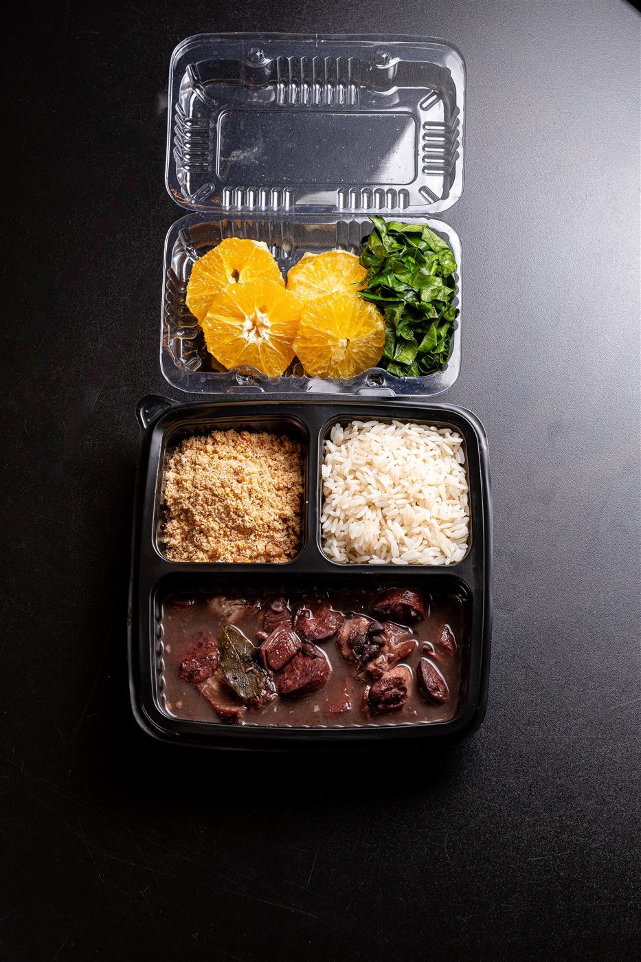 Feijoada completa com laranja e farofa