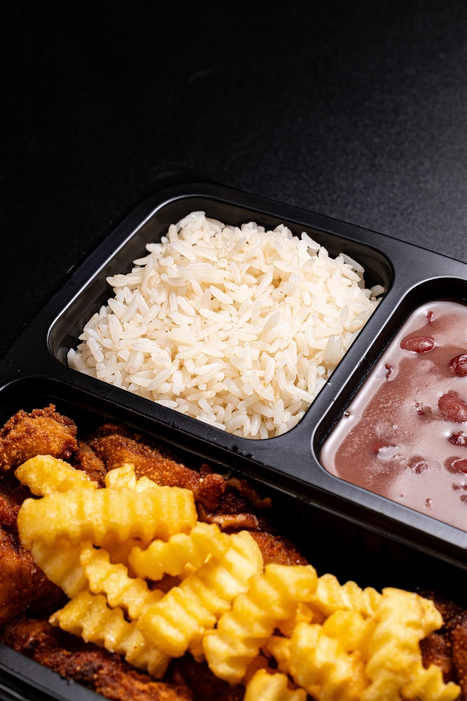 Almoço completo com arroz, feijão e fritas